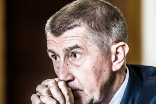 V zákrytu vládních skandálů: Babiš, stále ve střetu zájmu, už stihl pomoct Agrofertu